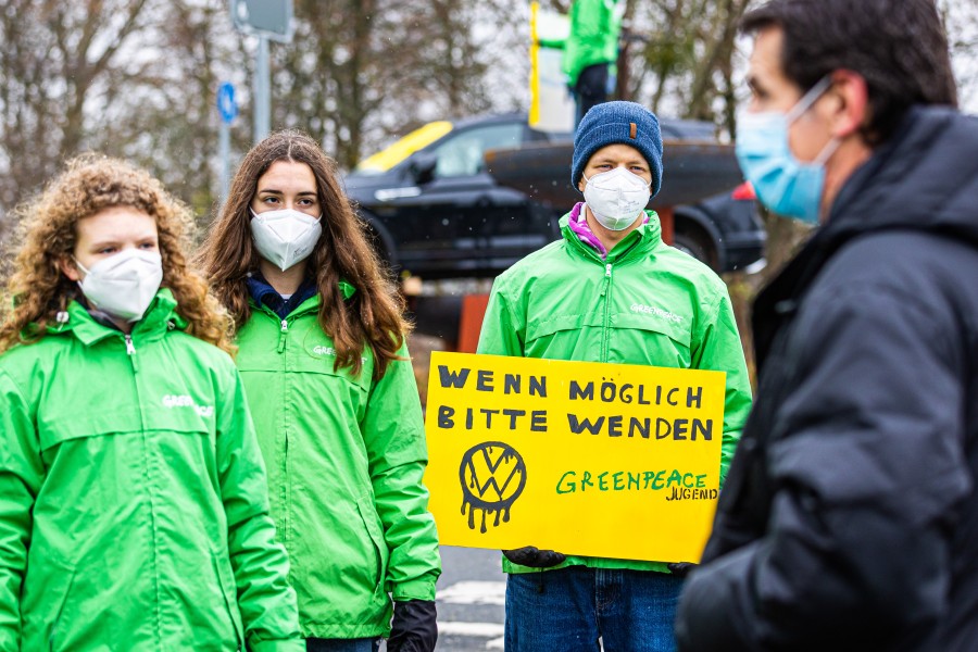Bereits letztes Jahr demonstrierten Klimaaktivisten gegen VWs Projektausstieg. Jetzt meldet sich Greenpeace zu Wort. (Archivbild)