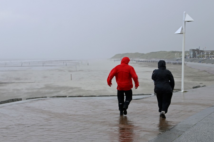 An der niedersächsischen Küste wird es ungemütlich! Das Wetter wütet hier so richtig. (Archivbild)