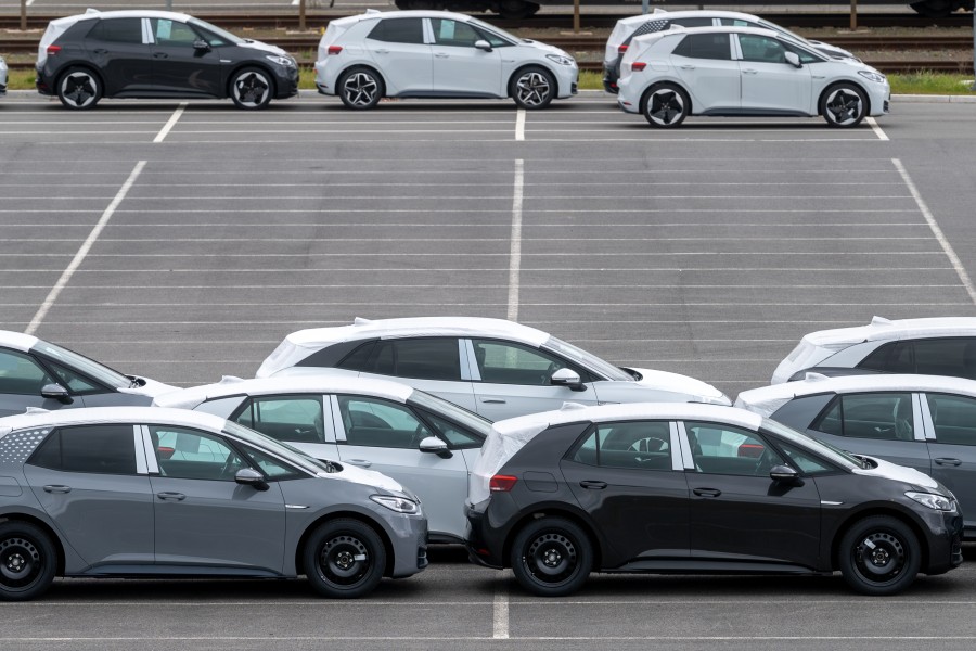 Der VW-Parkplatz im Werk Zwickau bekommt jetzt ein neues Parksystem. (Archivbild)