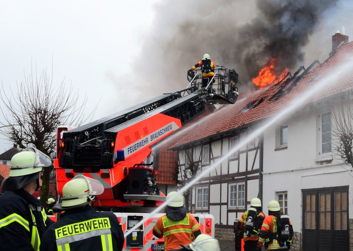 wolfenbüttel brand feuer feuerwehr veltheim sickte