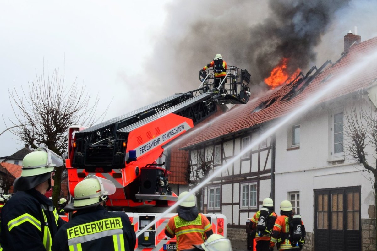 wolfenbüttel brand feuer feuerwehr veltheim sickte