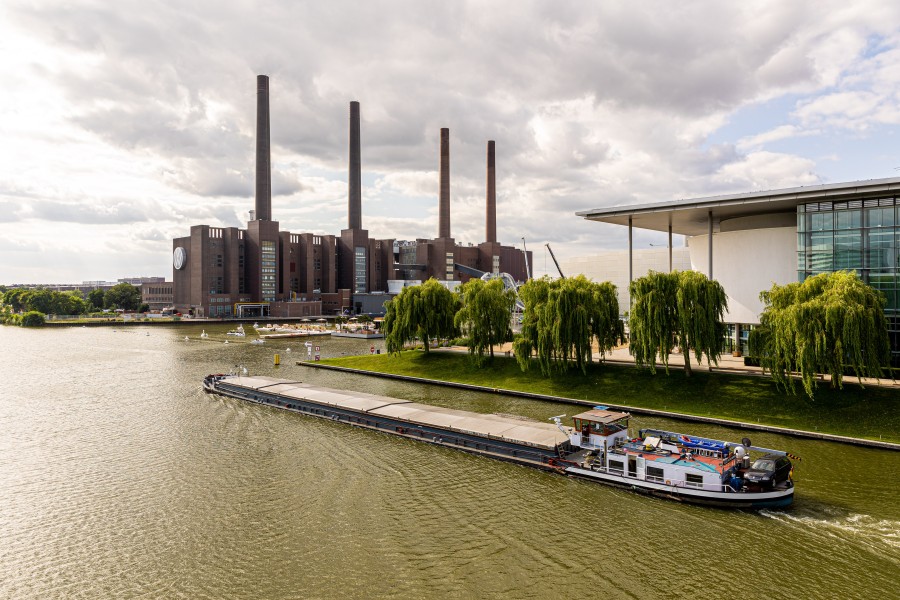 Führt der Arbeitsweg vieler VW-ler künftig über den Mittellandkanal in das Werk in Wolfsburg? (Archivbild)