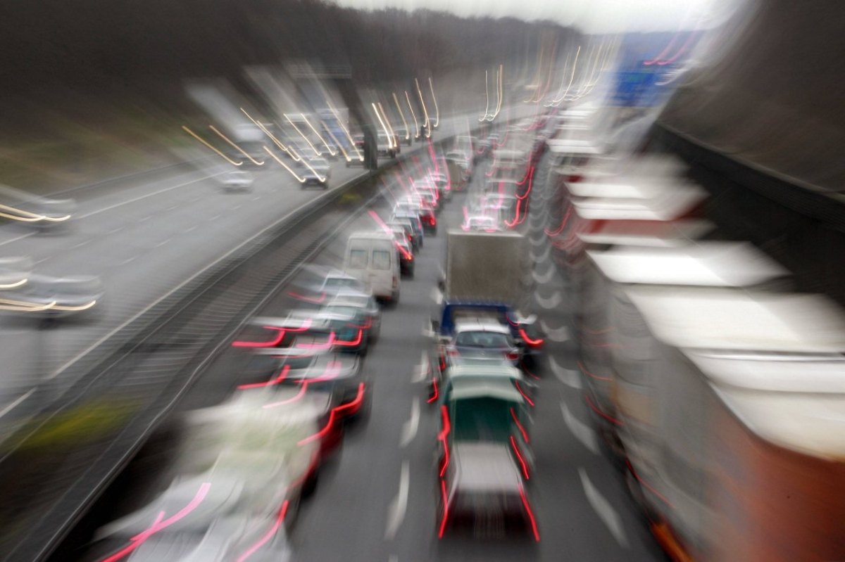 A2 Braunschweig Verkehrsunfall Stau.jpg