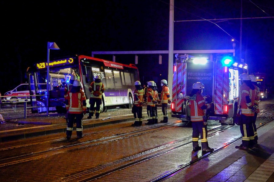 Ein Bus ist in einen Haltestellenbereich in Braunschweig gekracht! 