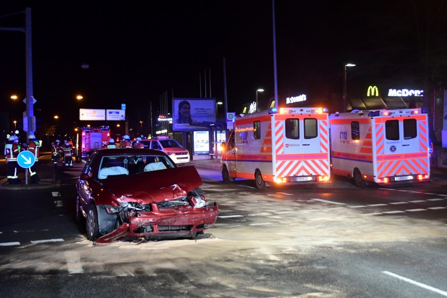 Braunschweig: Eines der Unfall-Wracks, das völlig zerstört ist. Vier Personen sind im Krankenhaus.