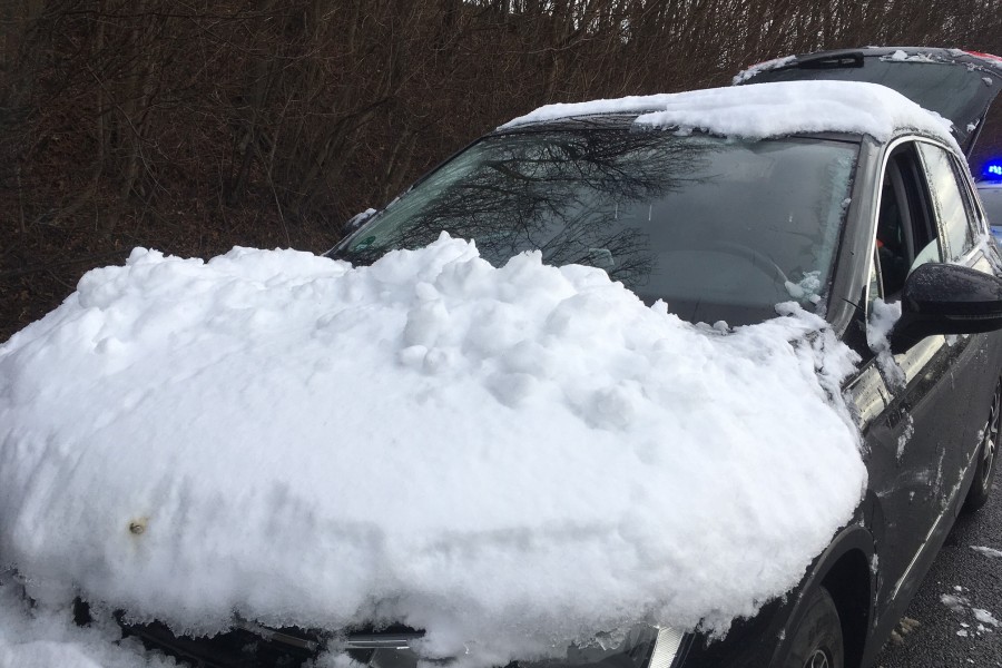 Die Motorhaube des VW Tiguan war voll mit Schnee aus dem Harz. 
