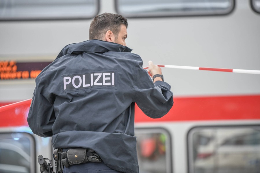 Nach Sprengstoff-Verdacht in einem InterCity in der Region Hannover: Der festgenommene 17-Jährige soll Kontakt zum IS gehabt haben. (Symbolbild)
