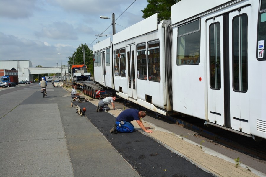 Merkwürdige Fensteraufteilung! Die Straßenbahn mit der Wagennummer 0051 war ein wahres Unikat in Braunschweig. 