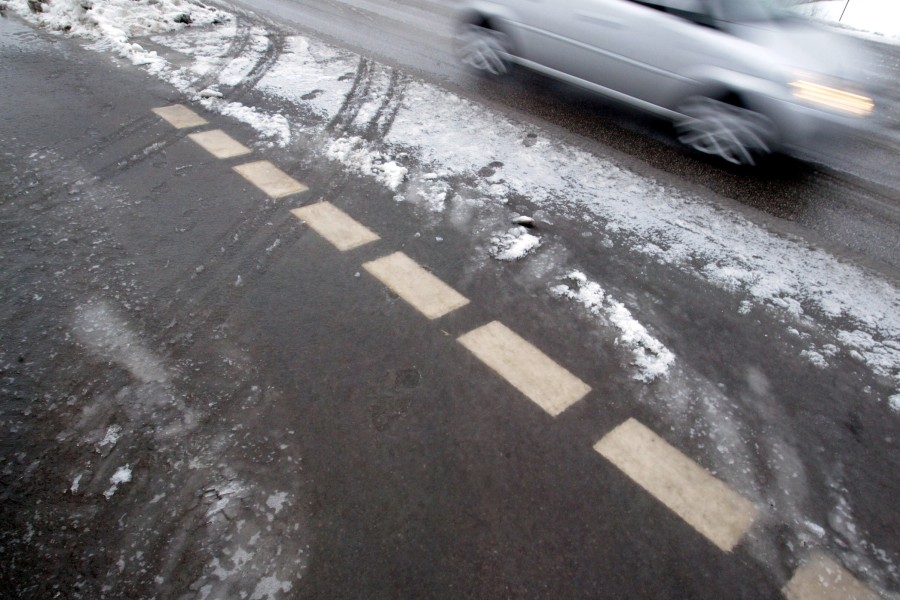 Die Straßen in Niedersachsen sind am Montagmorgen spiegelglatt. (Symbolbild)