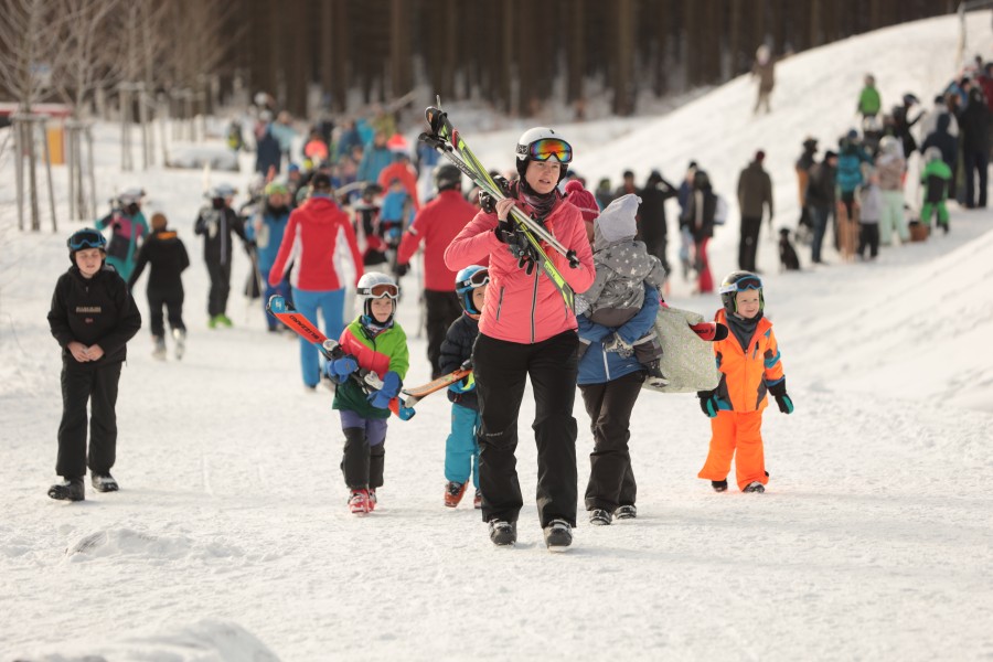 Harz-Ausflügler gehen am Wurmberg auf die Skipiste. Zahlreiche Wintersporttouristen nutzten das herrliche Winterwetter um im Harz Ski und Schlitten zu fahren. Besonders in den oberen Lange des Harzes waren die Wintersportbedingungen gut.