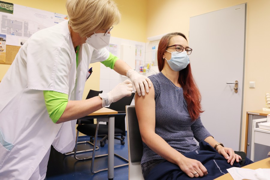 Eine Krankenschwester impft eine VW-Mitarbeiterin mit dem Impfstoff von Biontech. (Symbolbild)