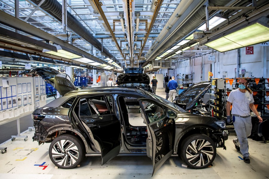 VW-Mitarbeiter werden in einem Trainingsbereich für die Produktion von Elektroautos geschult. Der VW-Standort Emden wird zum ersten niedersächsischen Werk für Elektrofahrzeuge weiterentwickelt. (Archivbild)