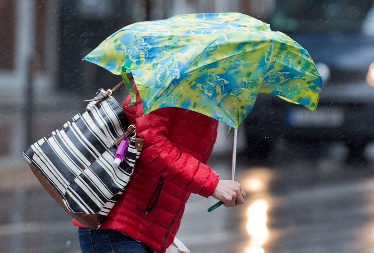 wetter niedersachsen frau regen schirm wind sturm