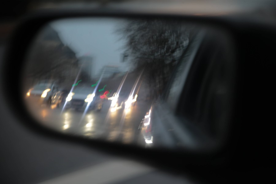 Heftiger Crash! In Hannover wird ein BMW gegen mehrere parkende Autos geschleudert. (Symbolbild)