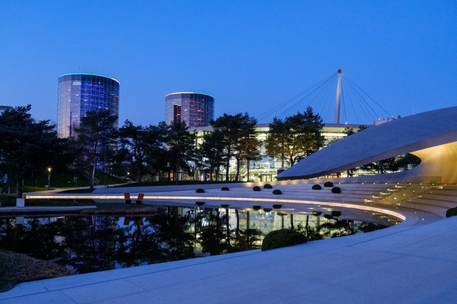 Die Autostadt Wolfsburg mit ihren beiden Autotürmen hat einen neuen Laden bekommen. 