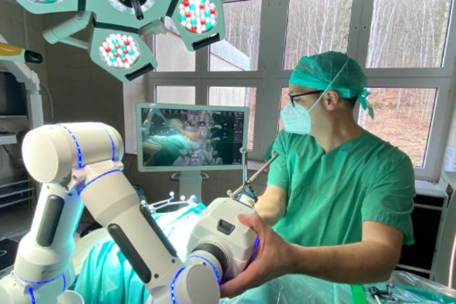 Prof. Dr. med. Matthias Kirsch, Chefarzt der Klinik für Neurochirurgie der Asklepios Klinik Schildautal Seesen, testet im OP-Saal den Roboterarm „Cirq“.