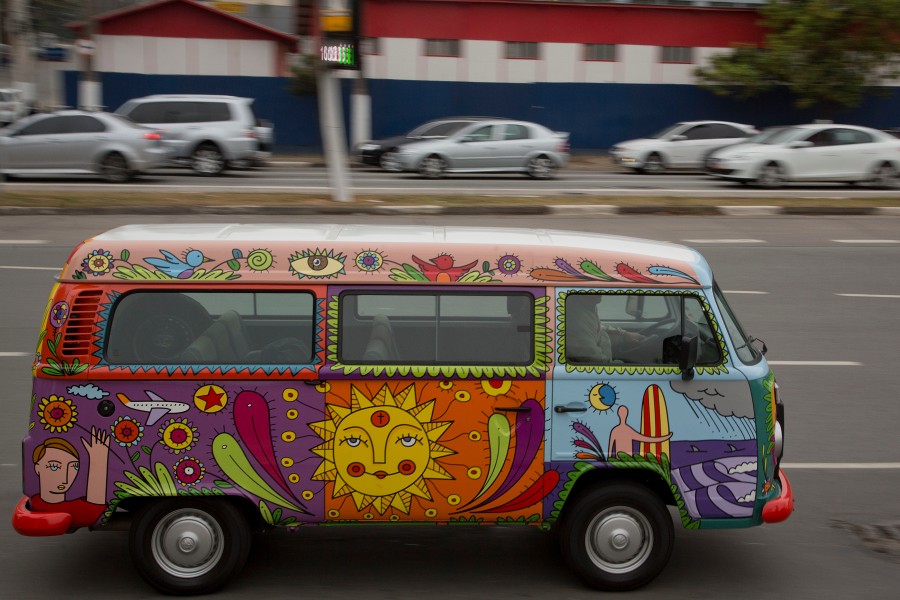 Die begehrten VW-Bullis rollen farbenfroh über die Straßen Brasiliens. (Archivbild)