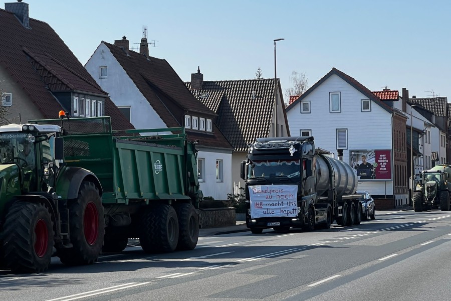 Rund 15 Trecker und Lkws demonstrierten am Donnerstagvormittag gegen die hohen Diesel-Preise. 