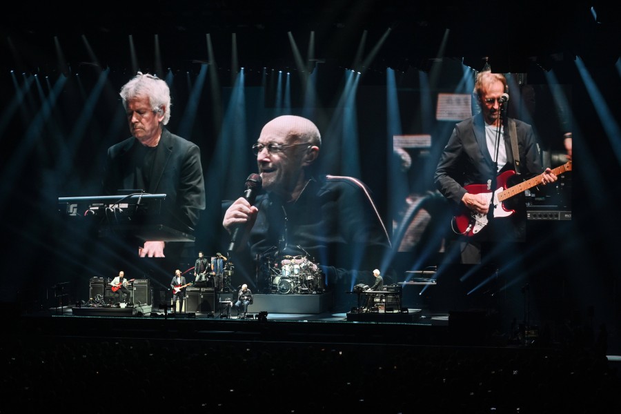 Echte Weltstars lassen sich nicht klein kriegen! Deswegen rockte Phil Collins das Genesis-Konzert in Hannover vom Hocker aus. 