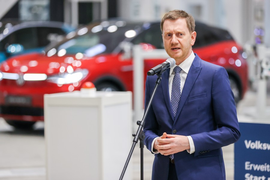 Ministerpräsident Michael Kretschmer erstatte höchstpersönliche die Anzeige gegen eine VW-Mitarbeiterin. (Archivbild)