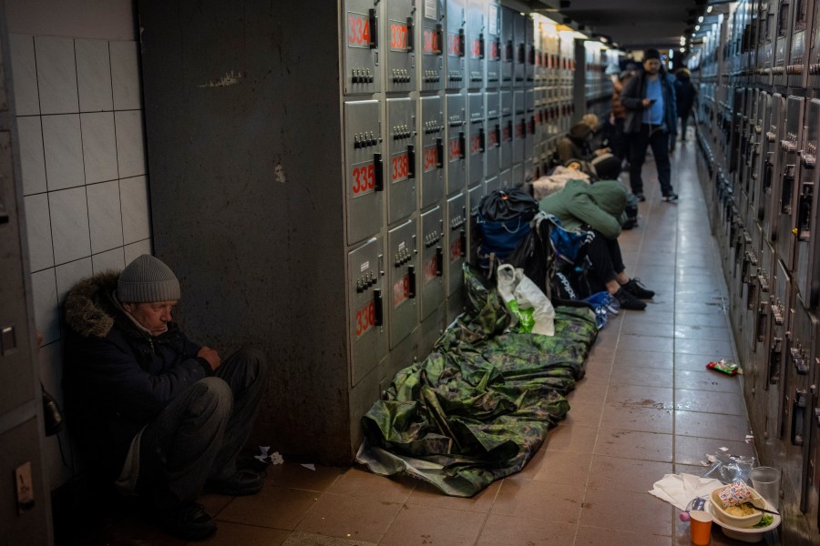 Menschen die aus der Ukraine fliehen wollen, warten an Bahnhöfen. Niedersachsen bereitet sich auf die Aufnahme vor. 