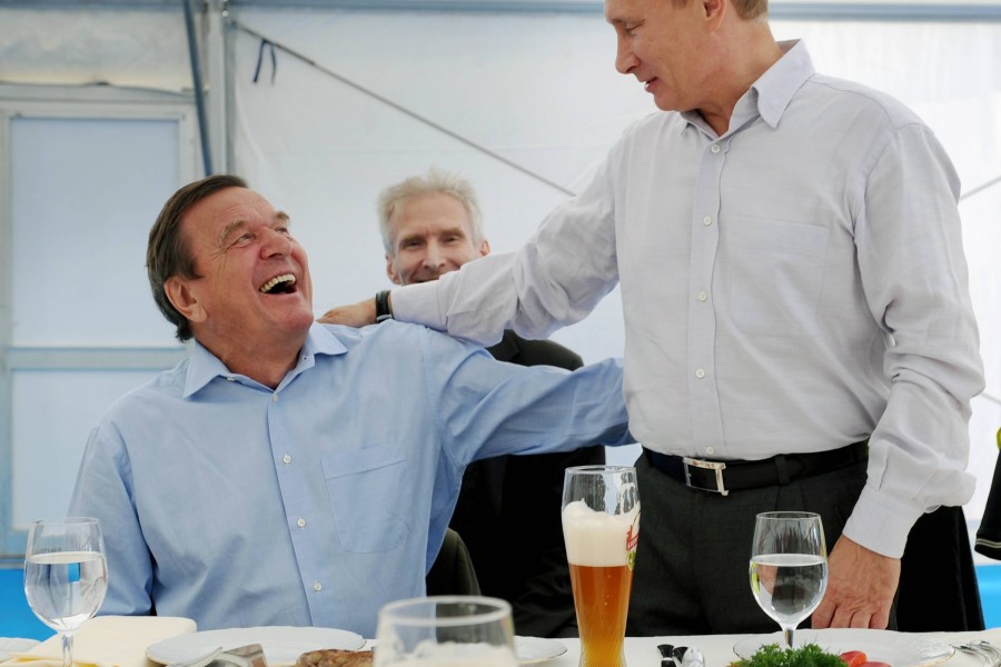 Niedersachsen: Schröder wird regelmäßig für seine enge Beziehung zu Putin kritisiert. 