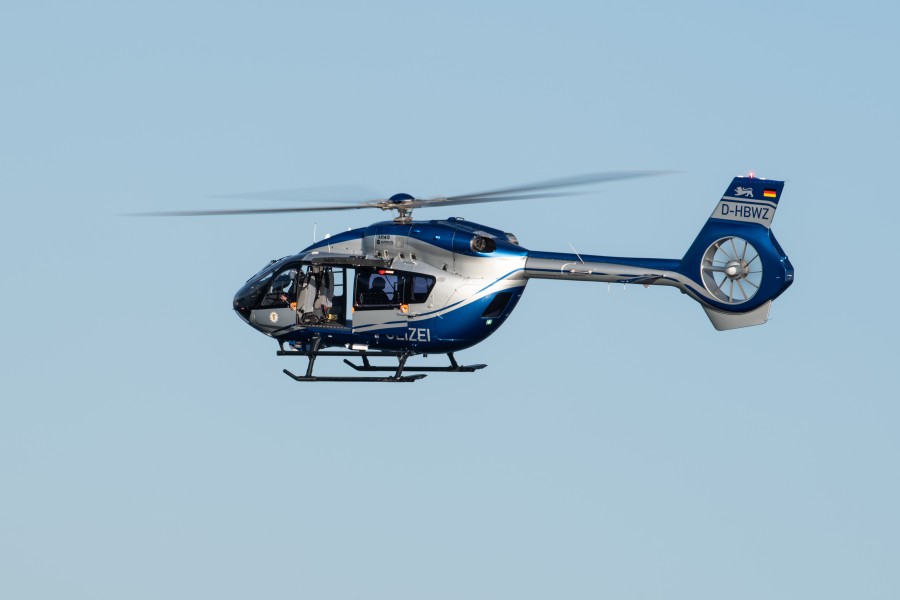 Die Polizei hatte auch mit einem Hubschrauber nach dem Flüchtigen aus Königslutter gesucht. (Symbolbild)