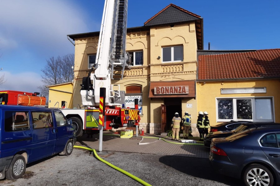 Ein Mensch musste durch ein Fenster aus dem Gebäude befreit werden.