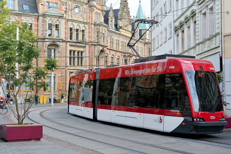 Ein Grund mehr das Auto stehen zu lassen: Mit dem 9-Euro-Ticket fährst du kostengünstig durch Braunschweig. (Archivbild)