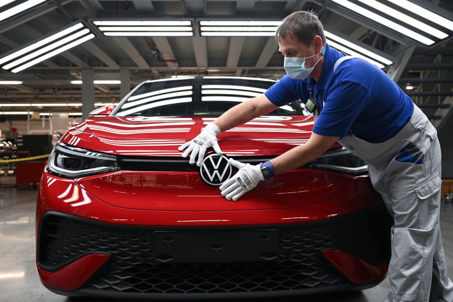 VW kann die Produktion in zwei Werken früher wieder hochfahren als geplant. (Symbolbild)