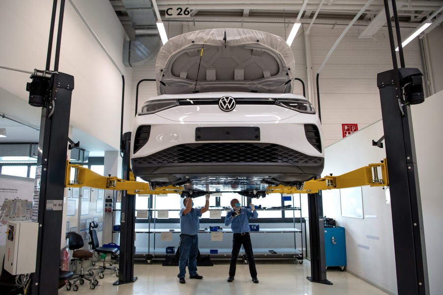 In einem extra errichteten Traingsgebäude lernen die Mitarbeiter von VW alle notwendigen Handgriffe. (Symbolbild)