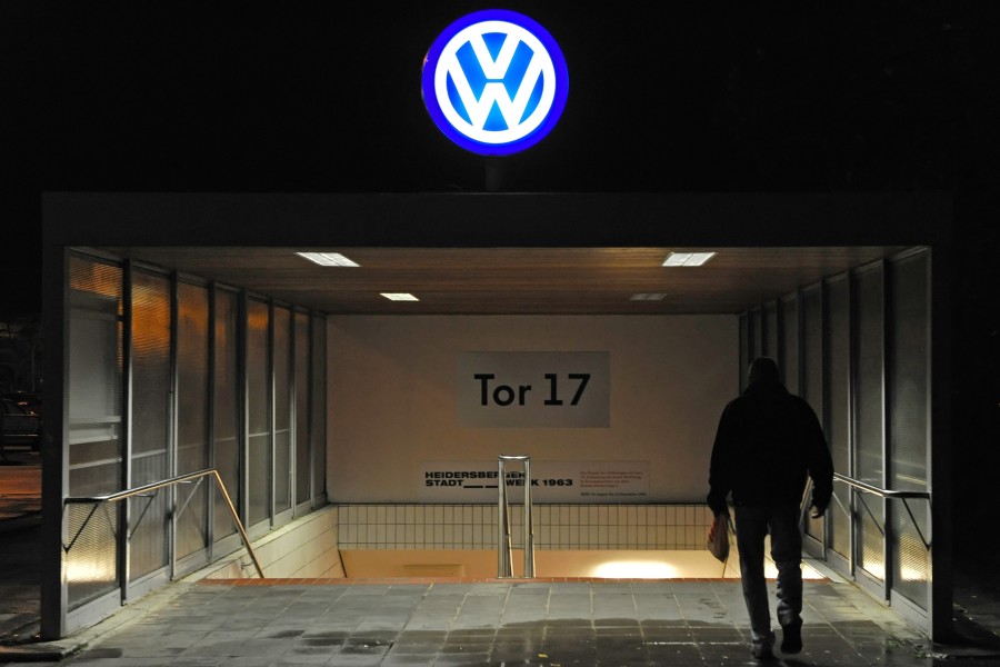 Dunkle Zeiten für Mitarbeiter: VW streicht im Stammwerk die Nachtschichten. Doch sobald sich die Halbleiterkrise entspannt, könnte sie zurück kommen. (Archivbild)
