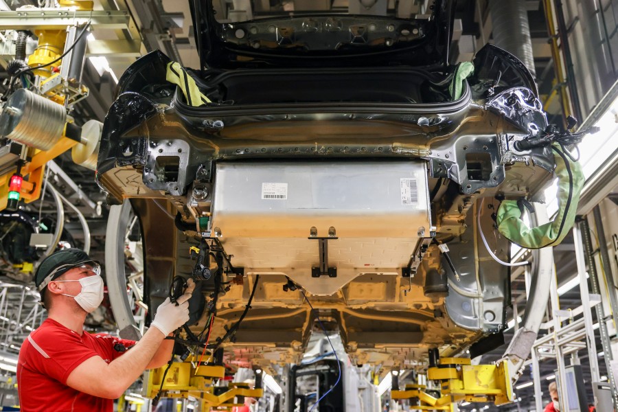 Das Porsche-Werk in Leipzig stellt Produktion ein. Grund seien Lieferengpässe. Die VW-Tochter schickt 2.500 Mitarbeiter in Kurzarbeit. (Archivbild)