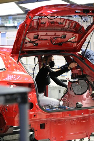 VW startet großen Transformationsprozess. Spielerisch erlernen die Mitarbeiter neue Handgriffe für die umfangreiche Arbeit an den neuen E-Autos. (Symbolbild)