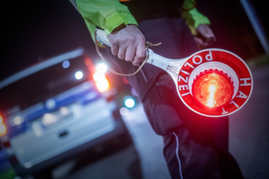 Die Polizei hat einen BMW-Fahrer auf der A2 bei Königslutter gestoppt. (Symbolbild)