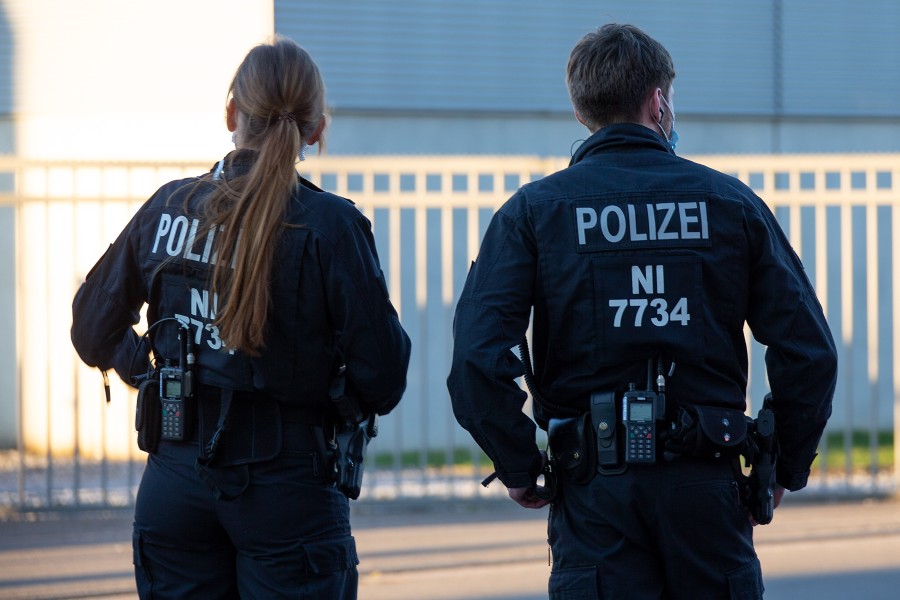 Bei einem Einsatz in Braunschweig sind eine Polizistin und ein Polizist verletzt. (Symbolbild)