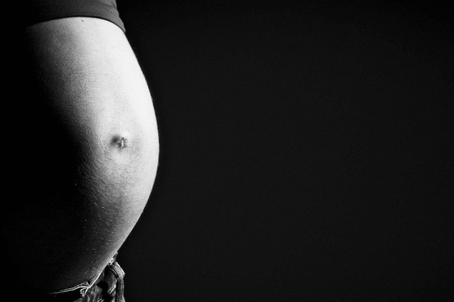 Eine Leihmutterschaft ist in Deutschland verboten. Nach dem Gesetz zum Schutz von Embryonen ist es strafbar, bei einer Frau, welche bereit ist, ihr Kind nach der Geburt Dritten auf Dauer zu überlassen (Ersatzmutter), eine künstliche Befruchtung durchzuführen oder auf sie einen menschlichen Embryo zu übertragen. (Symbolbild)