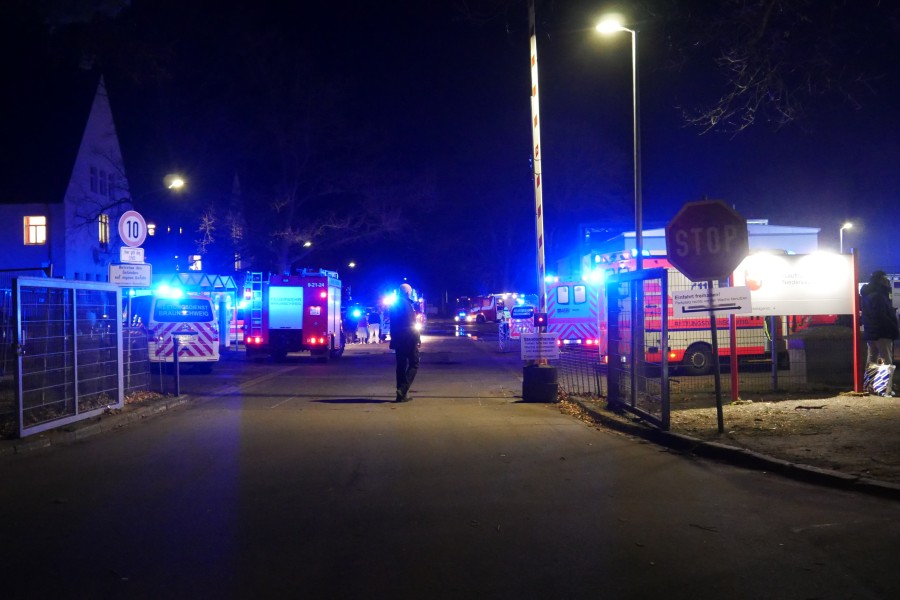 Feuerwehr und Rettungsdienst waren am Samstagabend in der LAB Braunschweig im Einsatz. 