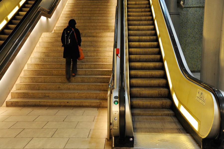 Eine Frau hat versucht, eine Rolltreppe am Hauptbahnhof in Hannover hochzulaufen. Allerdings entgegen der Laufrichtung. Das ging gehörig schief. (Symbolbild)