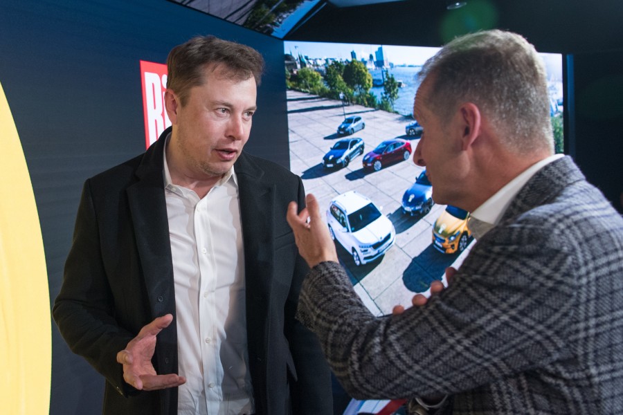Tesla-Chef Elon Musk (links) und sein VW-Amtskollege Herbert Diess unterhalten sich. 