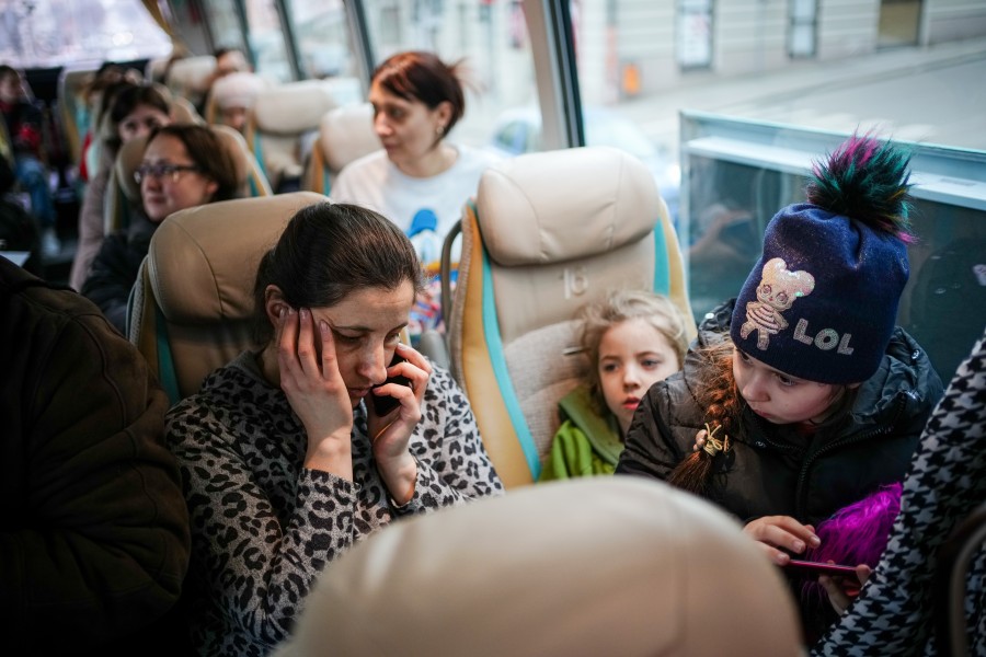 Geflüchtete sitzen in einem Bus nach Braunschweig am Bahnhof von Przemysl nahe der ukrainisch–polnischen Grenze. Die Geflüchteten sind zuvor mit dem Zug aus der Ukraine hier angekommen. Die Diakonie Hannover hat vier Busse organisiert, die mit den Menschen nach Braunschweig fahren.