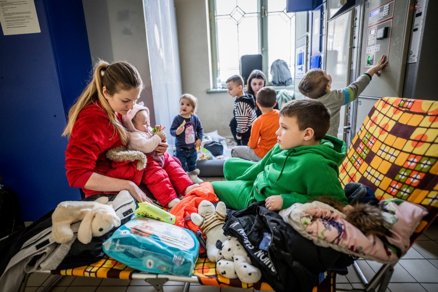 Maria Potoschaniak mit Baby Alina und Sohn Bogdan aus der Ukraine – drei von Hunderttausenden, die in diesen Tagen ihr geliebtes Heimatland verlassen. Niedersachsen wäre bereit, sie aufzunehmen. 