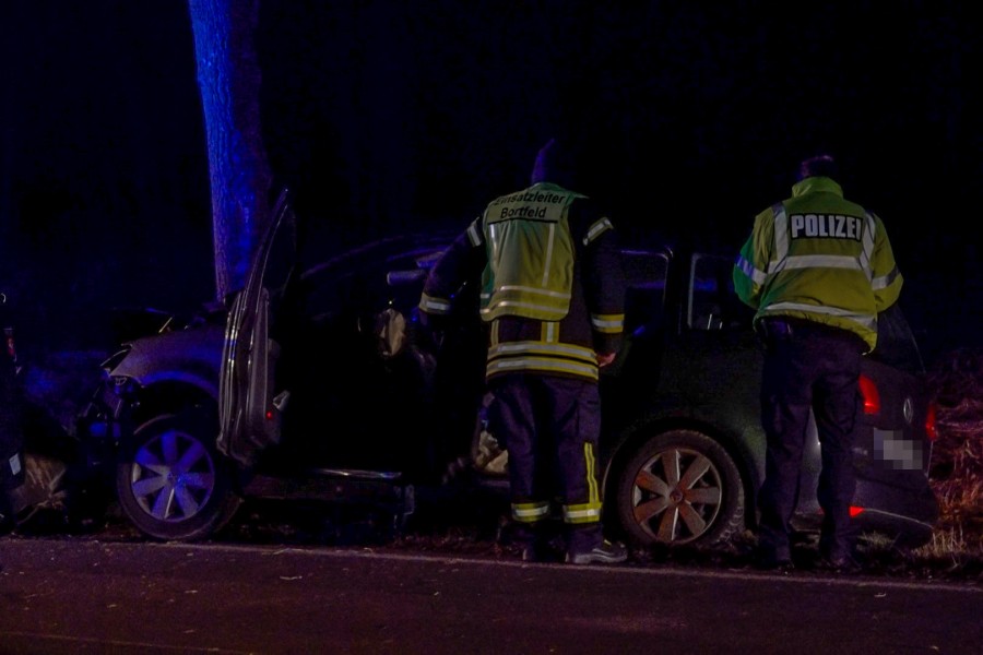 Bei Bortfeld im Kreis Peine ist ein Auto gegen einen Baum gekracht. 