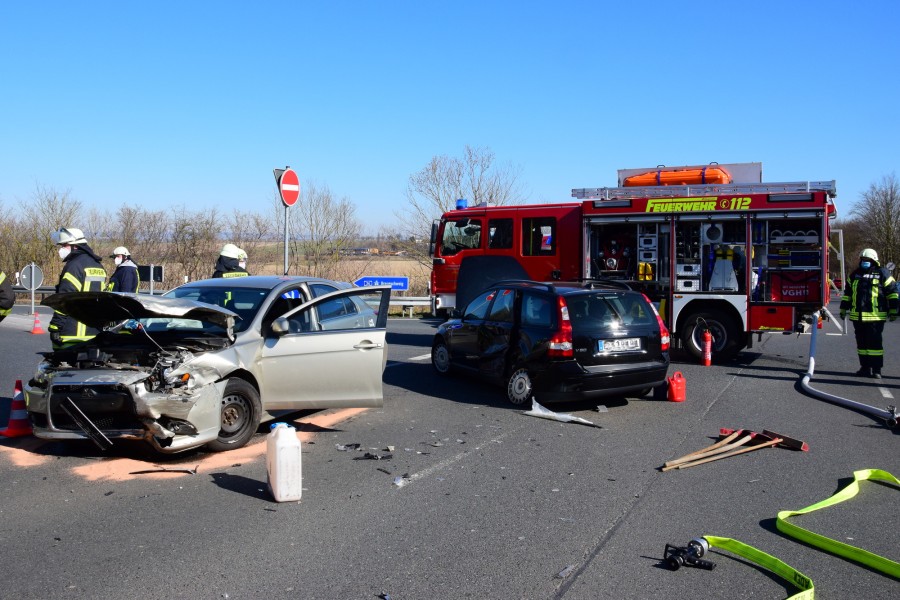 Drei Menschen wurden bei dem Unfall verletzt. 