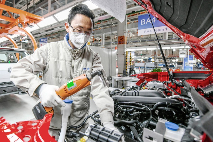 Volkswagen muss den Produktionsstopp wegen des Corona-Lockdowns in drei Werken in der nordostchinesischen Metropole Changchun bis Dienstag verlängern. (Symbolbild)