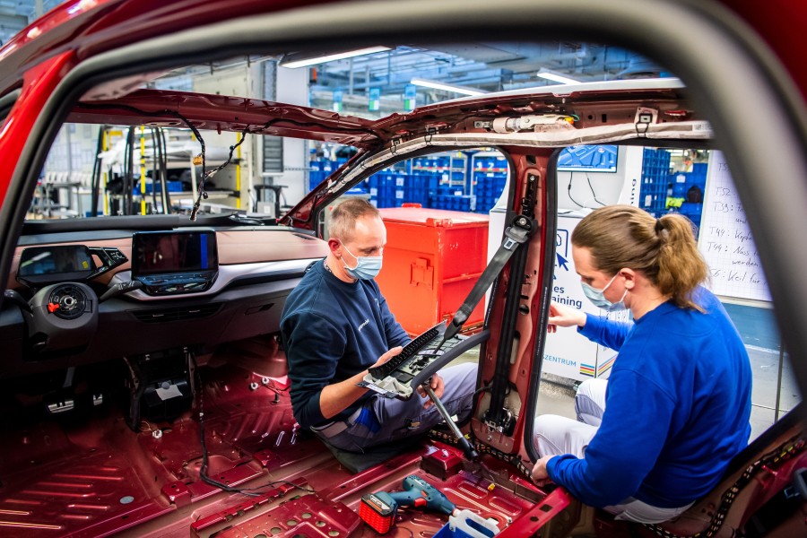 Mitarbeiter von VW in Wolfsburg könnten beispielsweise im Werk in Emden aushelfen. (Symbolbild)