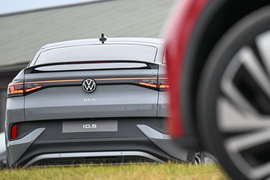 Ein Testfahrzeug des neuen ID.5 von Volkswagen parkt im Werk Zwickau. Zum Jahreswechsel hat in dem sächsischen Werk die Produktion des neuen Modells ID.5 begonnen, es ist der sechste reine Stromer der hier gefertigt wird. 