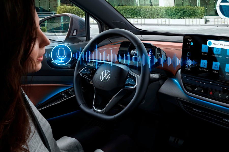 Neu bei VW: Mit dem „Park Assist Plus mit Memory-Funktion“ lernt das Auto individuelle Parkvorgänge und kann sie selbstständig wiederholen.
