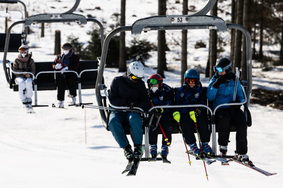 Zahlreiche Wintersporttouristen nutzen das herrliche Wetter, um im Harz Ski und Schlitten zu fahren. Noch geht das!