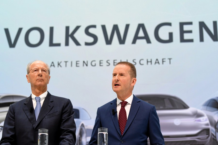 Auch sie sind in dem Fall aus dem Schneider: VW-Konzernchef Herbert Diess (rechts)und Hans Dieter Pötsch, Vorsitzender des VW-Aufsichtsrats. (Archivbild)